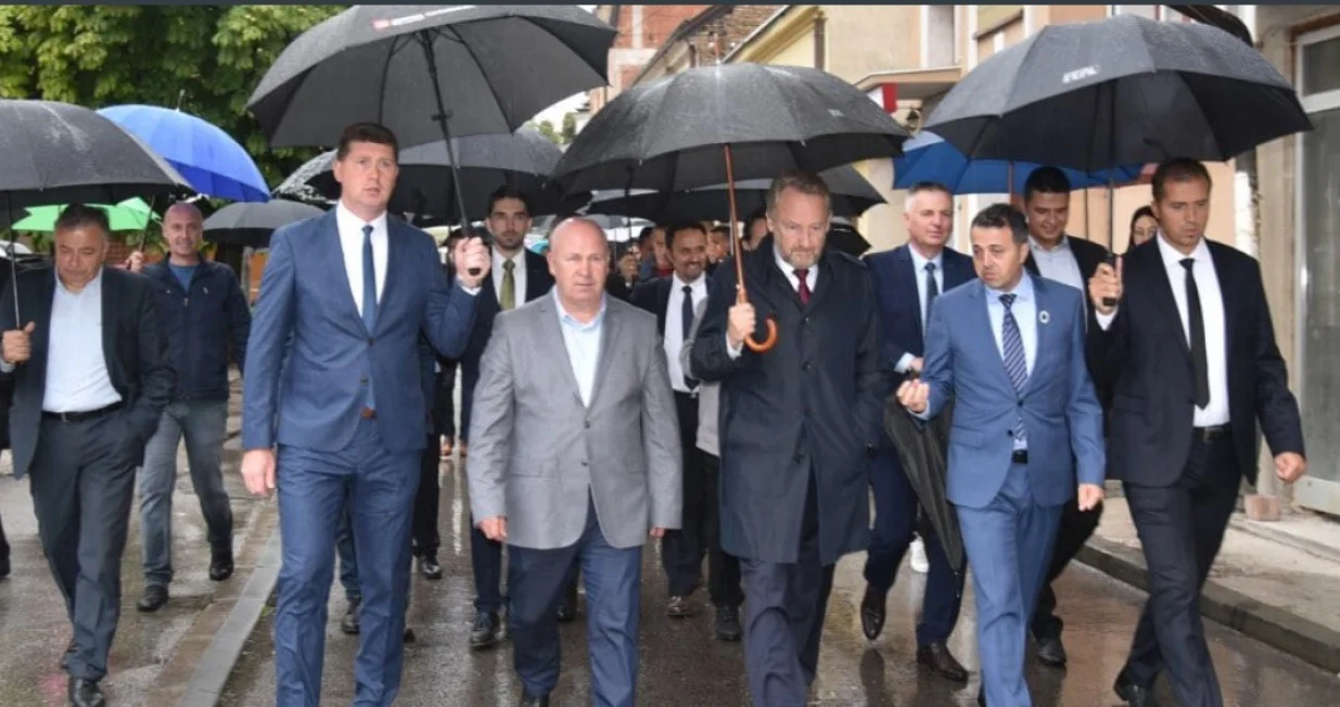 Edin Hakanović u sivom sakou tokom jednog od skupova SDA u Visokom/SDA/Sda