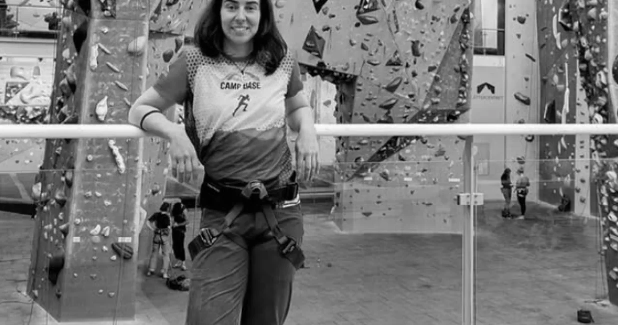 TV voditeljica, poznata kao 'Žena adrenalin', poginula je u nesreći prilikom base jumpinga u Španiji.Marta Jimenez (34) bila je voditeljica španske TV emisije El Hormiguero (Mravinjak), u kojoj je izvodila smjele skokove./Screenshot