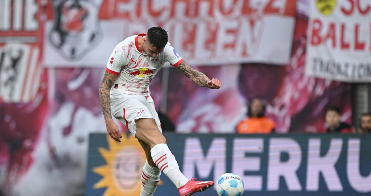 Soccer Football - Bundesliga - RB Leipzig v Bayern Munich - Red Bull Arena, Leipzig, Germany - May 3, 2025 RB Leipzig's Benjamin Sesko scores their first goal REUTERS/Annegret Hilse DFL REGULATIONS PROHIBIT ANY USE OF PHOTOGRAPHS AS IMAGE SEQUENCES AND/OR QUASI-VIDEO.