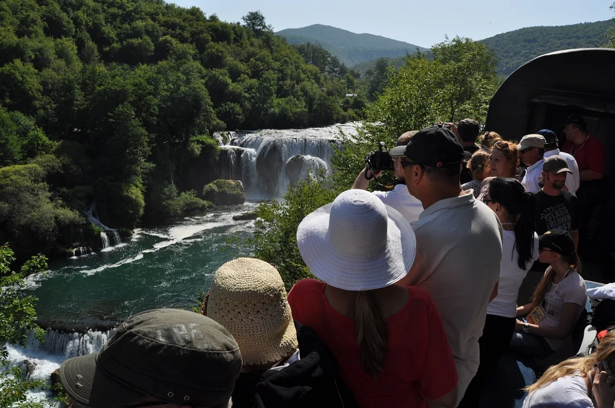 Turistički voz prati regatu/