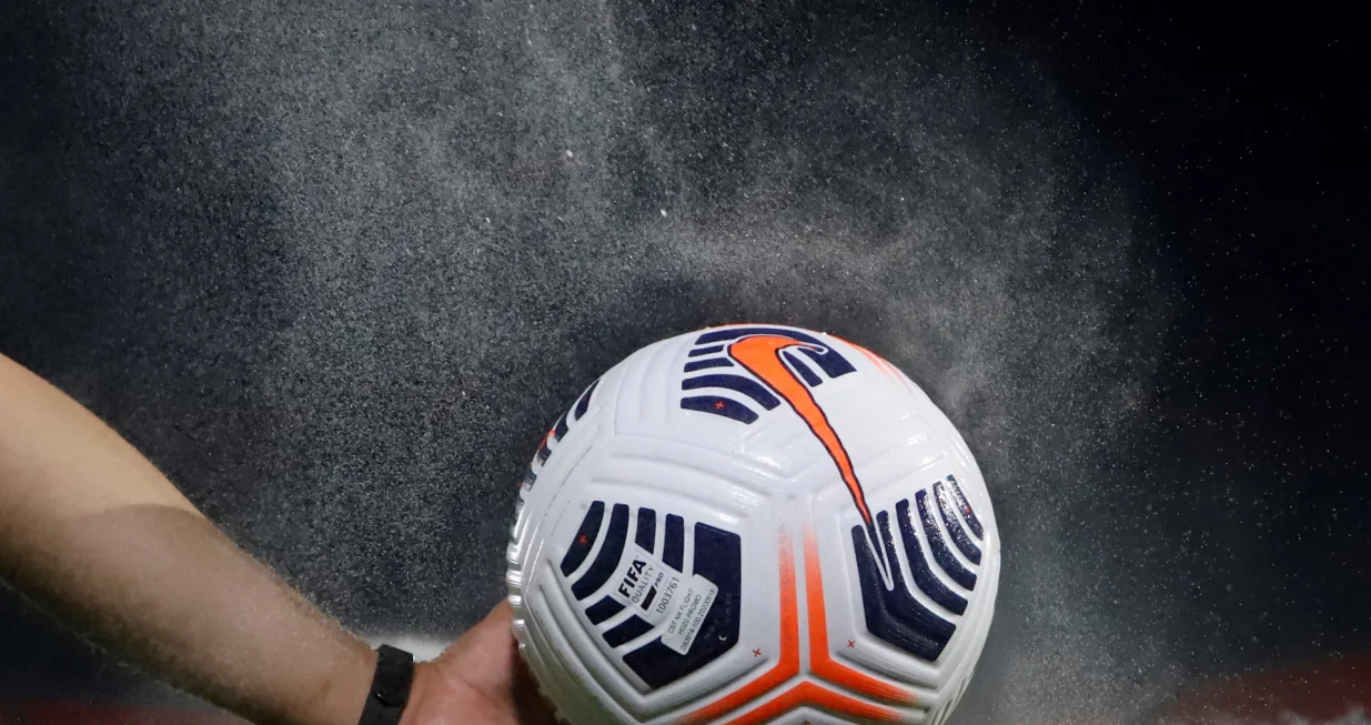 epa09125680 A man disinfects a ball to avoid the spread of coronavirus prior the Copa Libertadores soccer match between Independiente del Valle (IDV) and Gremio Defensores del Chaco stadium in Asuncion, Paraguay, 09 April 2021. EPA/NATHALIA AGUILAR/POOL