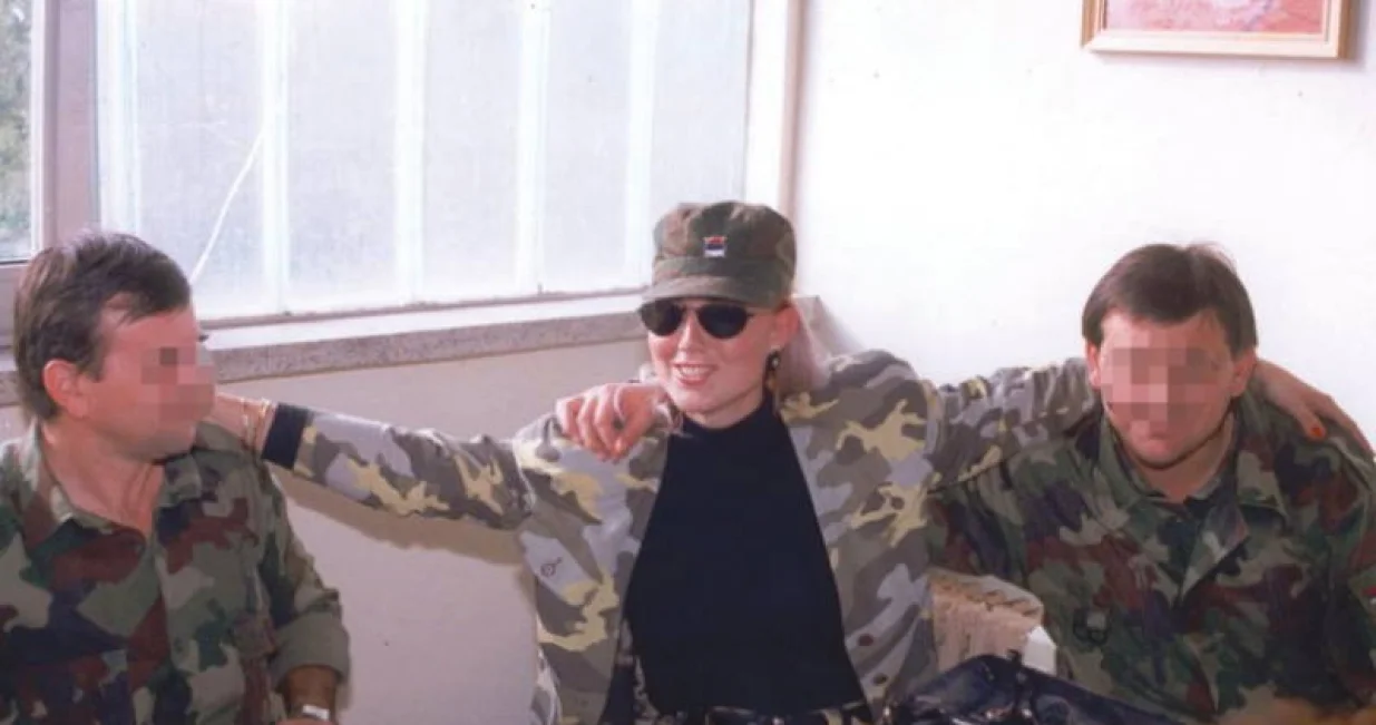 Lepa Brena u Brčkom 1993. godine, srpska uniforma/