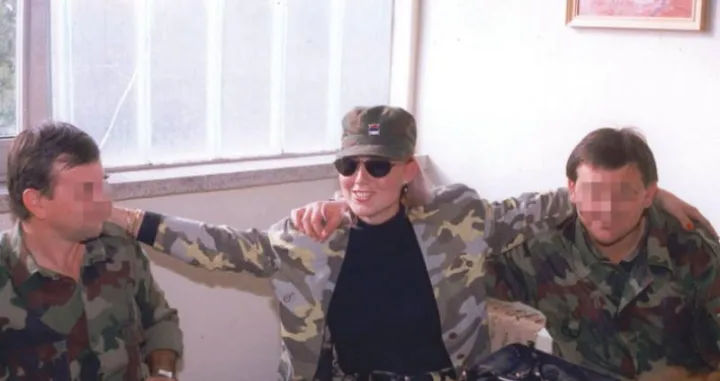 Lepa Brena u Brčkom 1993. godine, srpska uniforma/