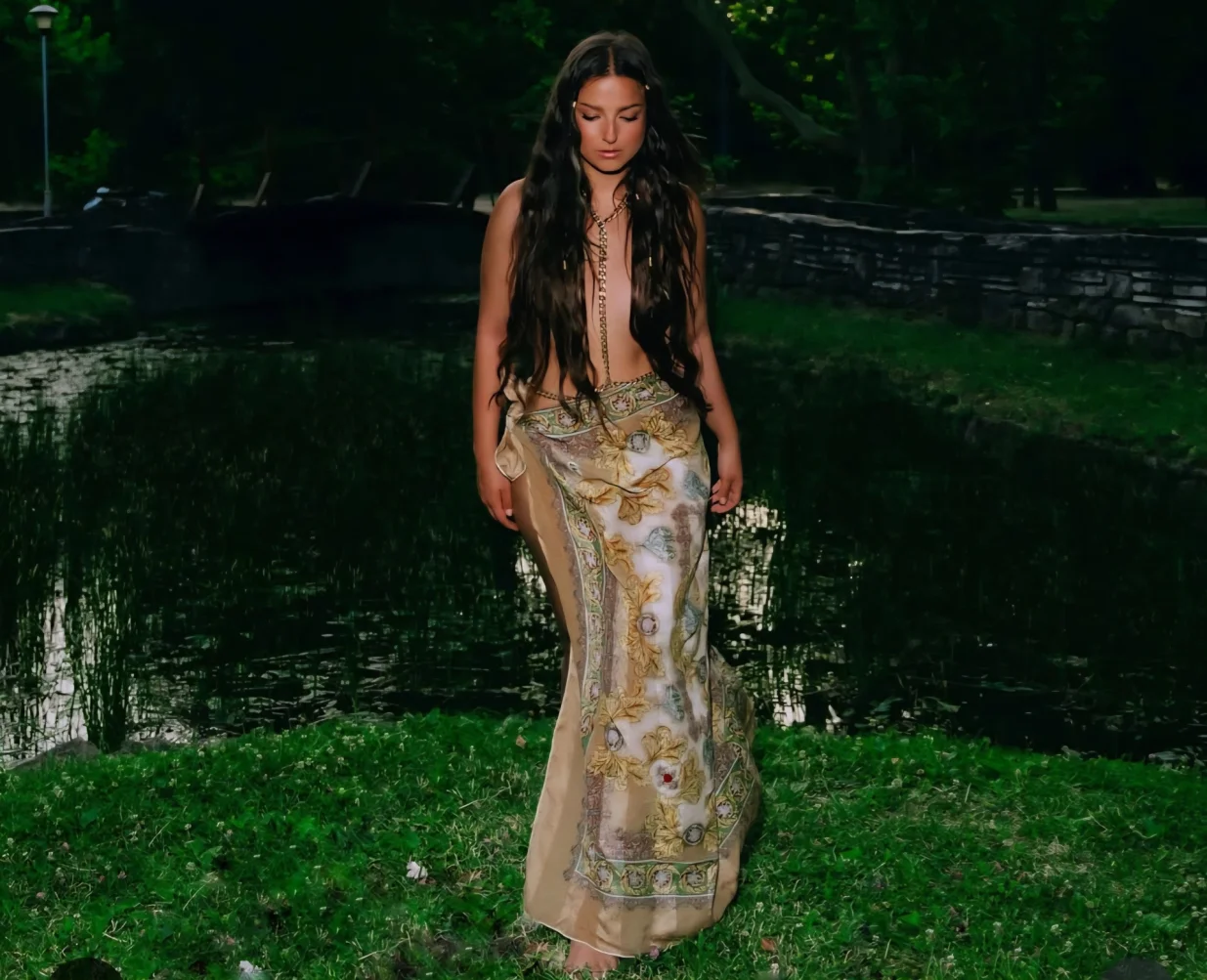 Amna pjevačica dolazi u Jajce, Desant stage/