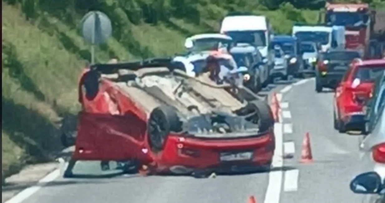 Jedan automobil je završio na krovu/Viber/Viber
