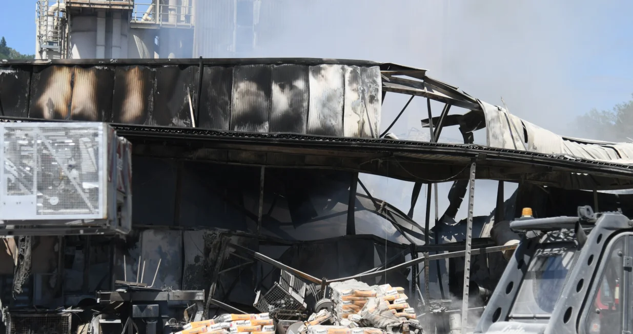 18.07.2025., Sirac - U tvornici gradjevinskog materijala Baumit u Siracu, mjestu u Bjelovarsko-bilogorskoj zupaniji, u petak prijepodne buknuo je pozar, gase ga vatrogasci iz Daruvara i okolnih mjesta Photo: Damir Spehar/PIXSELL/Damir Spehar/pixsell