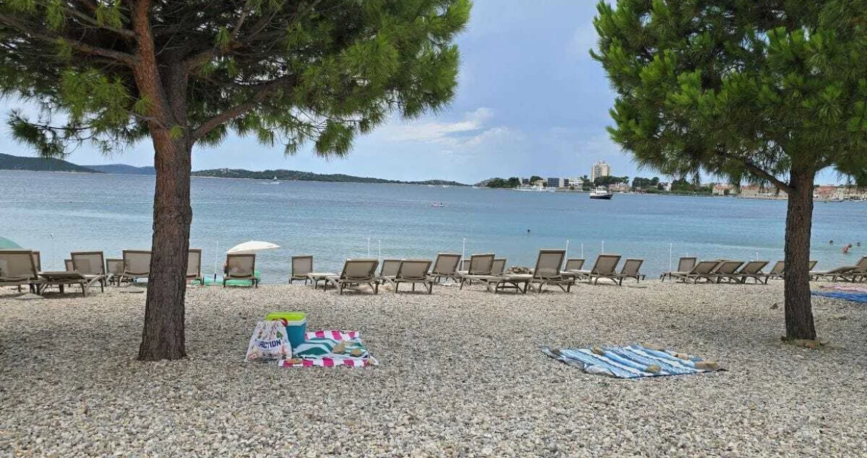 Prazna plaža u Vodicama//