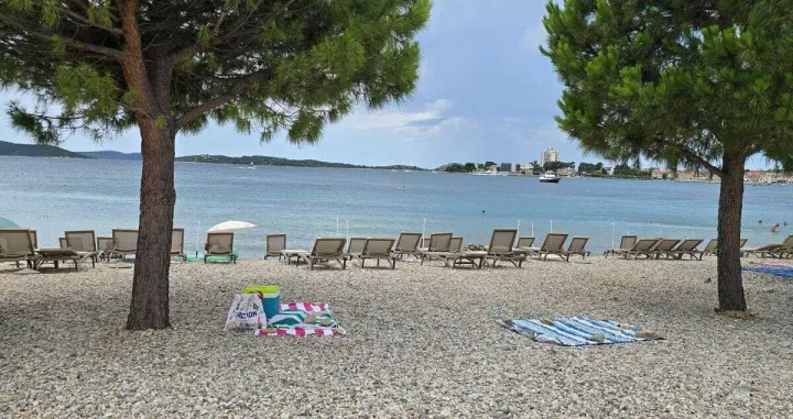 Prazna plaža u Vodicama//