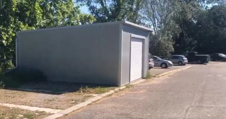 Garaža nasred javnog parkinga: Beograđanin izgradio sebi boks usred Voždovca/