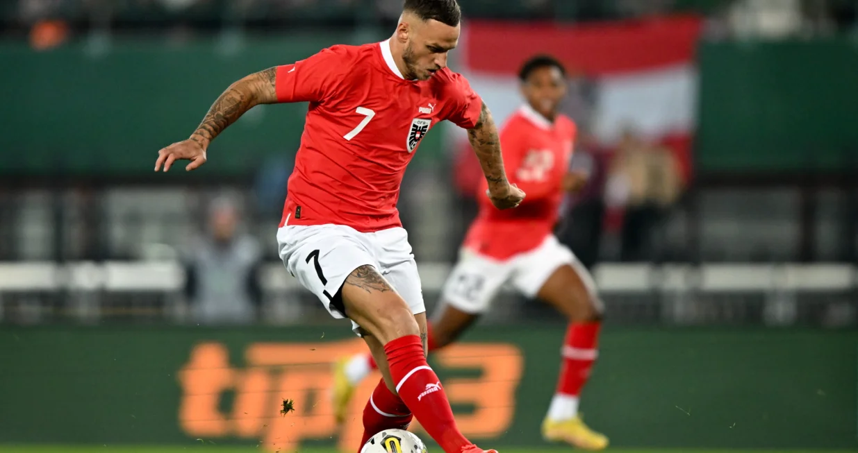 epa10316749 Marko Arnautovic of Austria in action during the international friendly soccer match between Austria and Italy in Vienna, Austria, 20 November 2022. EPA/CHRISTIAN BRUNA