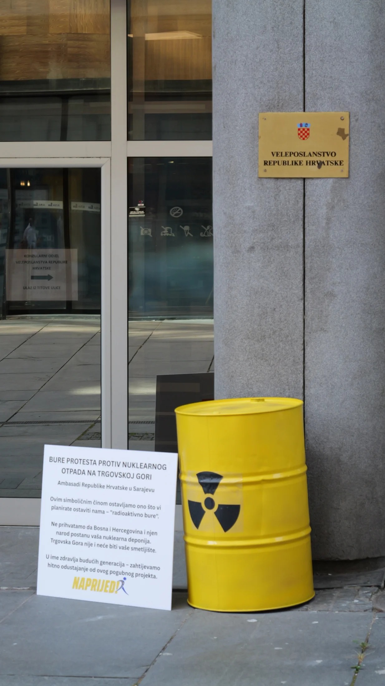 radioaktivno bure ispred Ambasade Hrvatske u Sarajevu/Naprijed Bih