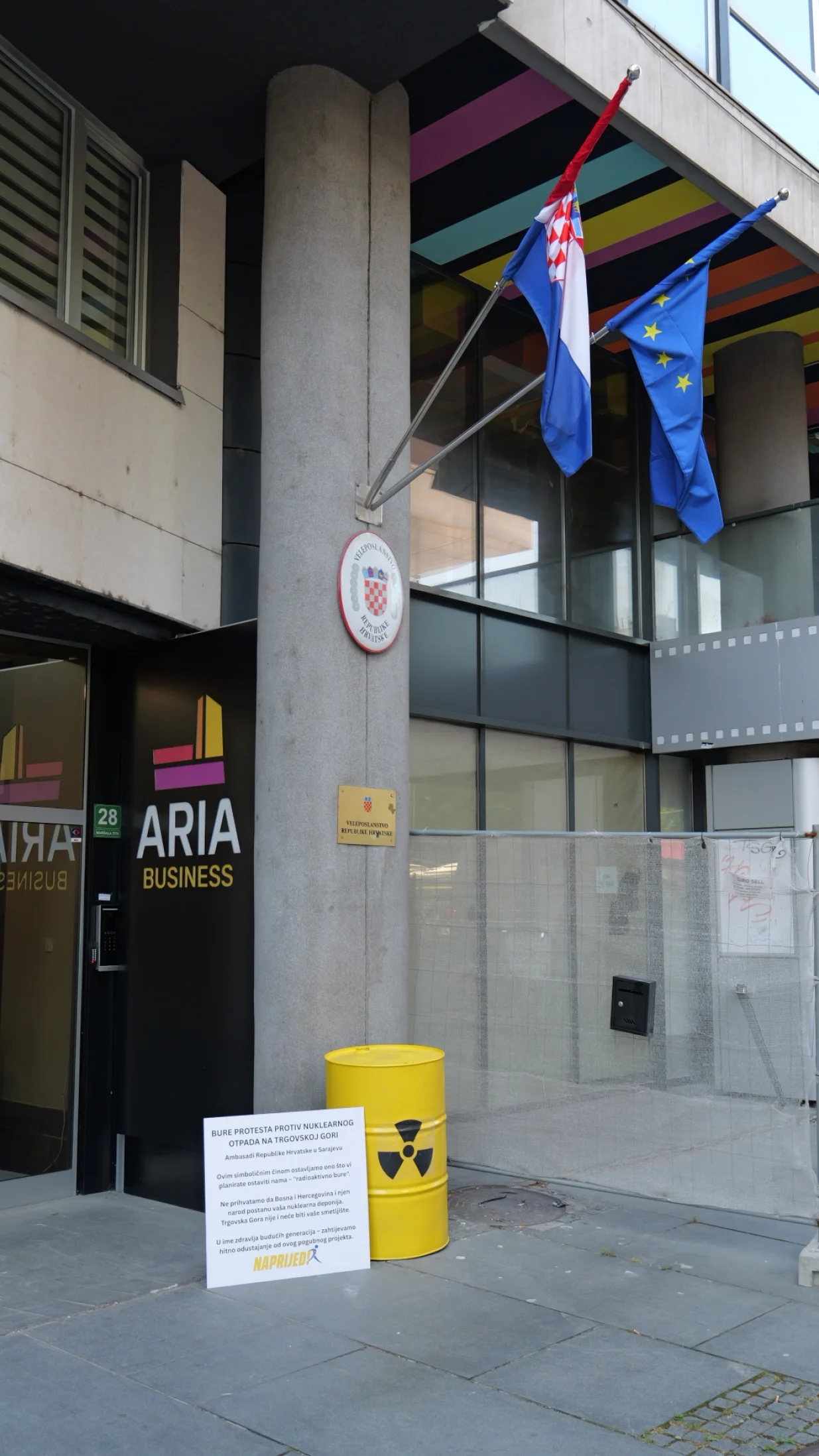 radioaktivno bure ispred Ambasade Hrvatske u Sarajevu/Naprijed Bih