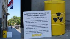 radioaktivno bure ispred Ambasade Hrvatske u Sarajevu/Naprijed Bih