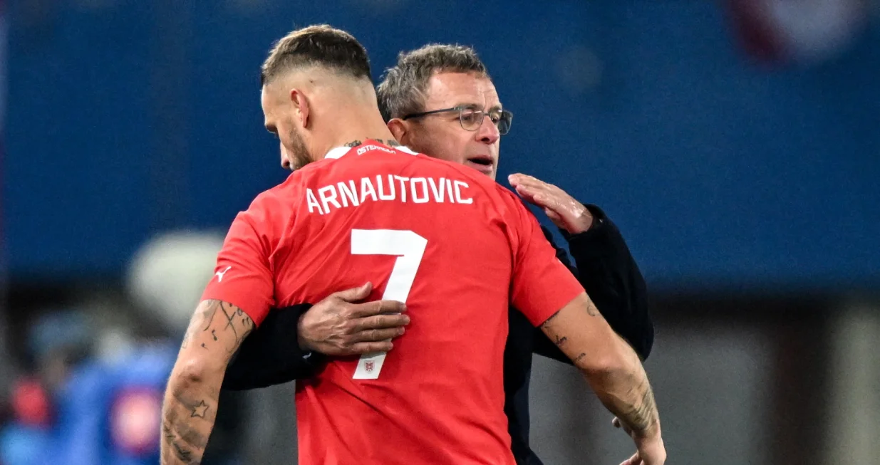 epa10316905 Austria head coach Ralf Rangnick (R) hugs Marko Arnautovic of Austria during the international friendly soccer match between Austria and Italy in Vienna, Austria, 20 November 2022. EPA/CHRISTIAN BRUNA