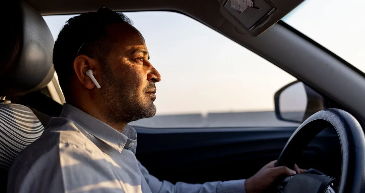 Zašto ljudi voze auto sa slušalicama u ušima/News 4 San Antonio