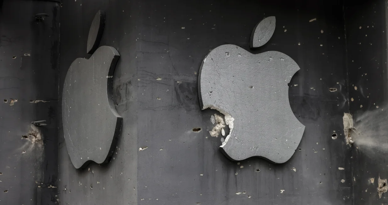 epa10261082 A damaged Apple logo at a shop after shelling in Mykolaiv, southern Ukraine, 23 October 2022. Russian troops on 24 February entered Ukrainian territory, starting a conflict that has provoked destruction and a humanitarian crisis. EPA/HANNIBAL HANSCHKE/Hannibal Hanschke