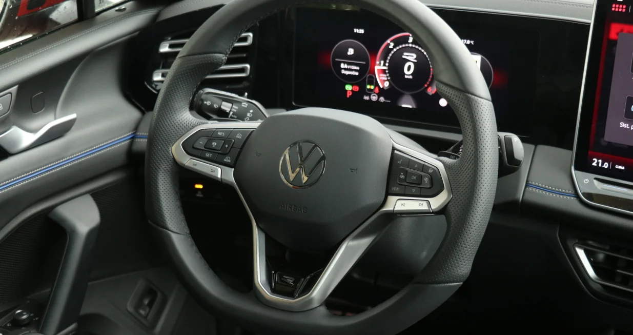 Trećom generacijom Tiguana Volkswagen je, po svemu ponuđenom, svoj kompaktni SUV podigao stepenicu više u hijerarhiji modela, a u elitnim izdanjima, poput testnog, potpuno ga približio Touaregu. To je ostavilo prostor za dodatnu afirmaciju T-Roca i omogućilo zadovoljavanje sve zahtjevnijih kupaca u klasi kompaktnih SUV modela...ADSFHADFHADFHADFH/