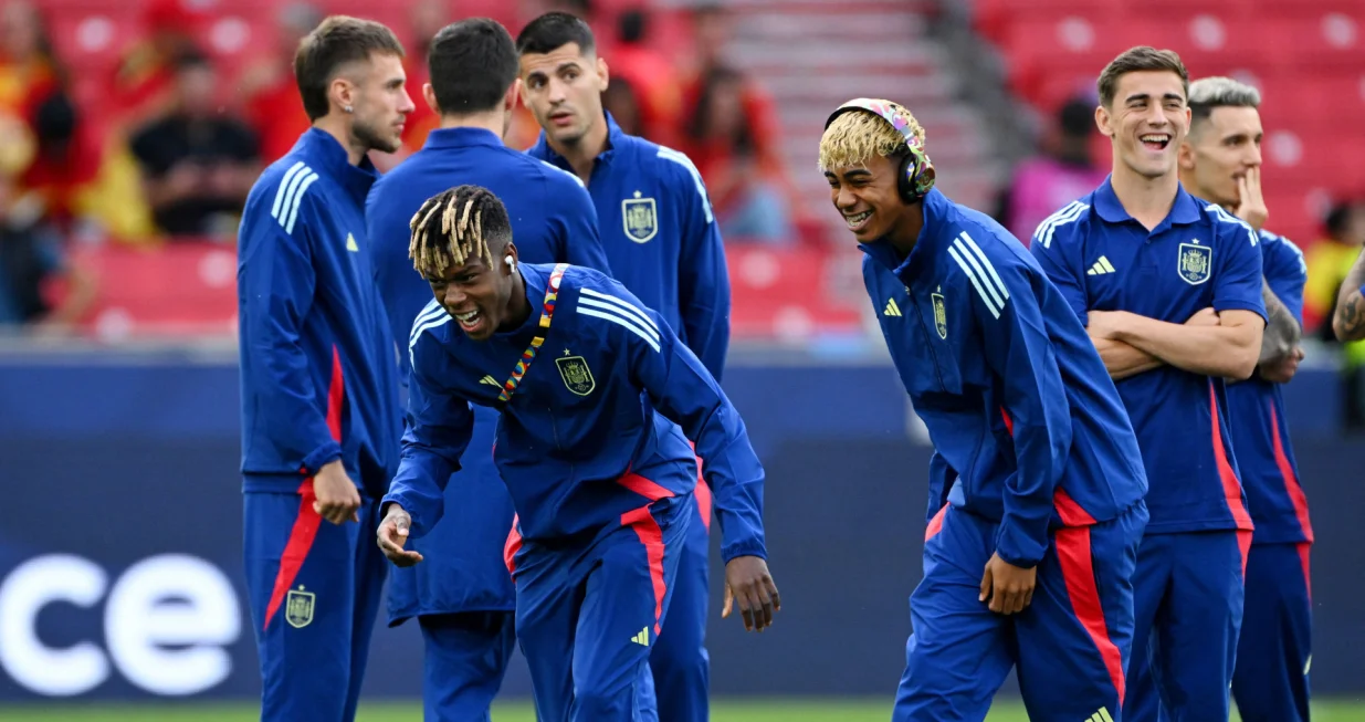 Soccer Football - Nations League - Semi Final - Spain v France - MHPArena, Stuttgart, Germany - June 5, 2025 Spain's Lamine Yamal and Nico Williams on the pitch before the match REUTERS/Annegret Hilse