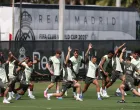 Soccer Football - Club World Cup - Real Madrid Training - Gardens North Country District Park, Palm Beach Gardens, Florida, U.S. - June 15, 2025 Real Madrid's Rodrygo, Thibaut Courtois and Eder Militao with teammates during training REUTERS/Hannah Mckay