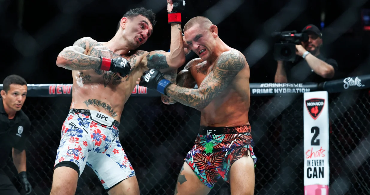 Jul 19, 2025; New Orleans, Louisiana, UNITED STATES; Max Holloway (red gloves) fights against Dustin Poirier (blue gloves) during UFC 318 at Smoothie King Center. Mandatory Credit: Stephen Lew-Imagn Images