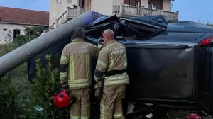 Teška nesreća kod prijedora, donji garevci, volvom se zabio u stub, vatrogasci izvlačili vozača/Facebook/Facebook