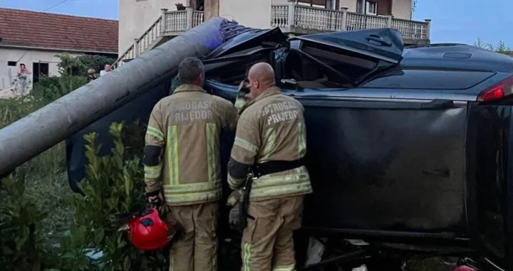 Teška nesreća kod prijedora, donji garevci, volvom se zabio u stub, vatrogasci izvlačili vozača/Facebook/Facebook