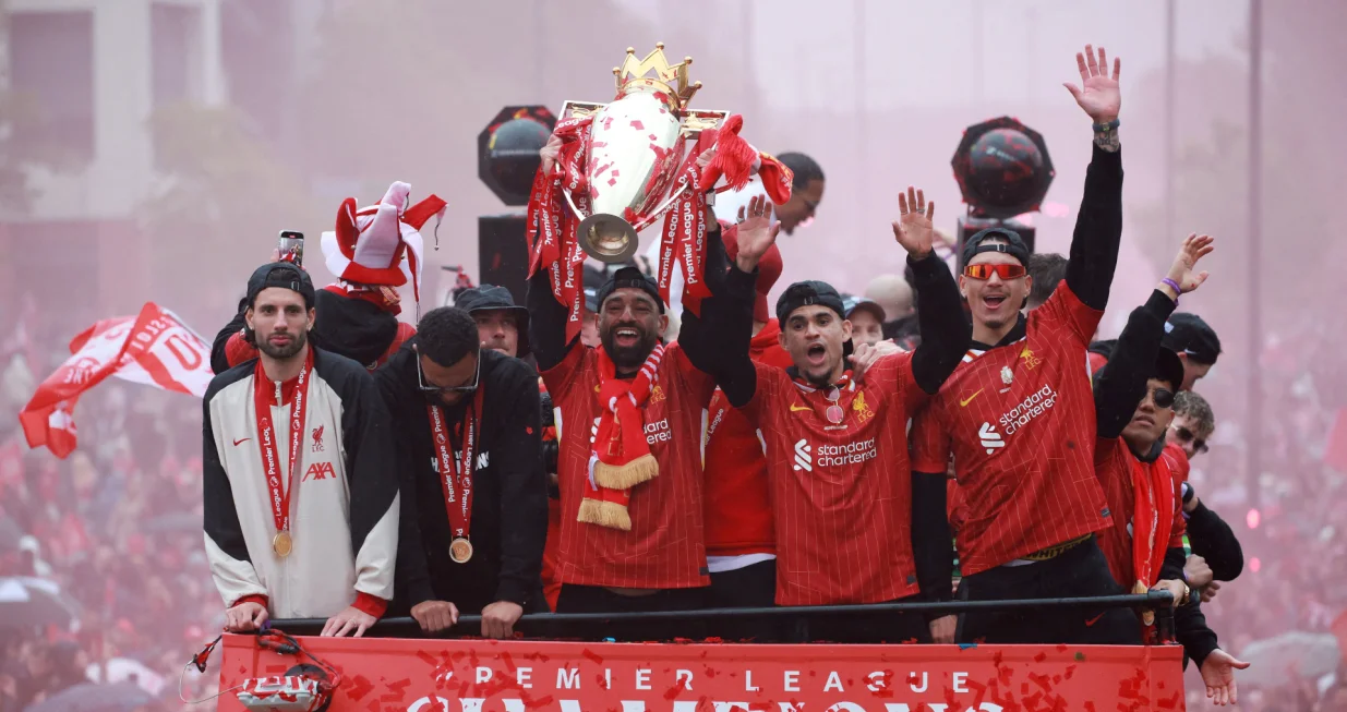 Soccer Football - Premier League - Liverpool Victory Parade - Liverpool, Britain - May 26, 2025 Liverpool's Mohamed Salah celebrates with the trophy and Dominik Szoboszlai, Luis Diaz and Darwin Nunez after winning the Premier League on the bus during the Victory parade REUTERS/Phil Noble  TPX IMAGES OF THE DAY