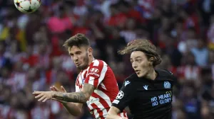 epa10239033 Atletico Madrid's midfielder Saul Niguez (L) in action against Brugge's midfielder Casper Nielsen (R) during the UEFA Champions League Group B soccer match between Atletico Madrid and Club Brugge held at Civicas Metropolitano Stadium, in Madrid, Spain, 12 October 2022. EPA/SERGIO PEREZ