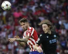 epa10239033 Atletico Madrid's midfielder Saul Niguez (L) in action against Brugge's midfielder Casper Nielsen (R) during the UEFA Champions League Group B soccer match between Atletico Madrid and Club Brugge held at Civicas Metropolitano Stadium, in Madrid, Spain, 12 October 2022. EPA/SERGIO PEREZ