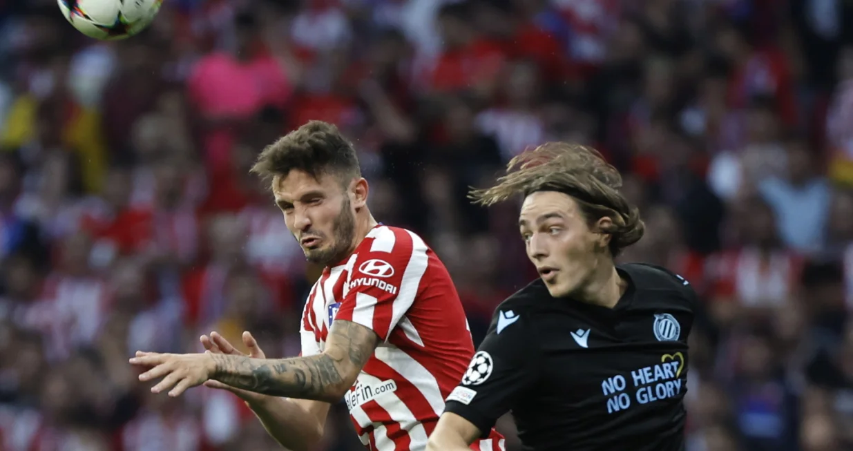 epa10239033 Atletico Madrid's midfielder Saul Niguez (L) in action against Brugge's midfielder Casper Nielsen (R) during the UEFA Champions League Group B soccer match between Atletico Madrid and Club Brugge held at Civicas Metropolitano Stadium, in Madrid, Spain, 12 October 2022. EPA/SERGIO PEREZ
