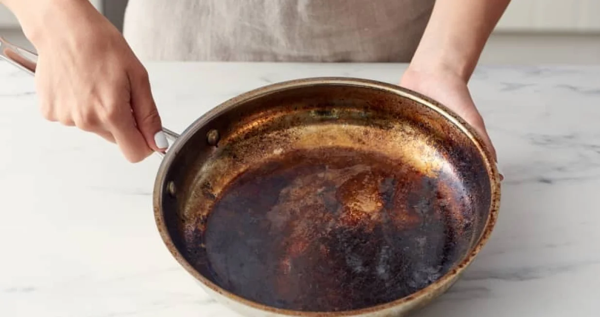 Tajni trik za čišćenje zagorjelih sudova/Joe Lingeman/apartment Therapy