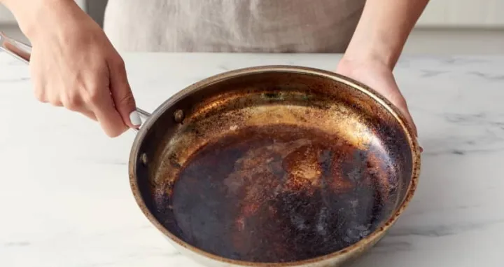 Tajni trik za čišćenje zagorjelih sudova/Joe Lingeman/apartment Therapy