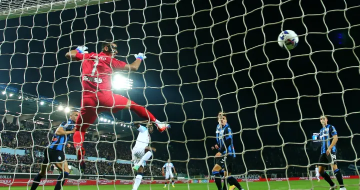 epa10288447 Napoli's Victor Osimhen (back, 2-L) scores the 1-1 equalizer during the Italian Serie A soccer match between Atalanta BC and SSC Napoli in Bergamo, Italy, 05 November 2022. EPA/PAOLO MAGNI