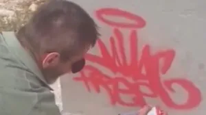 Damir Mumbašić skrnavi križ na Humu/Društvene Mreže