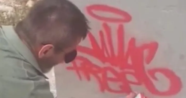 Damir Mumbašić skrnavi križ na Humu/Društvene Mreže