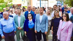 Draško Stanivuković; Članovi SDS-a i građani RS-a okupljeni ispred Okružnog suda u Banjoj Luci/Draško Stanivuković