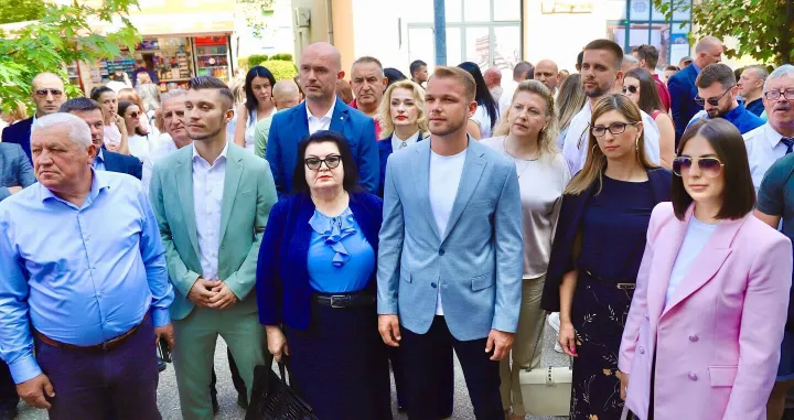 Draško Stanivuković; Članovi SDS-a i građani RS-a okupljeni ispred Okružnog suda u Banjoj Luci/Draško Stanivuković