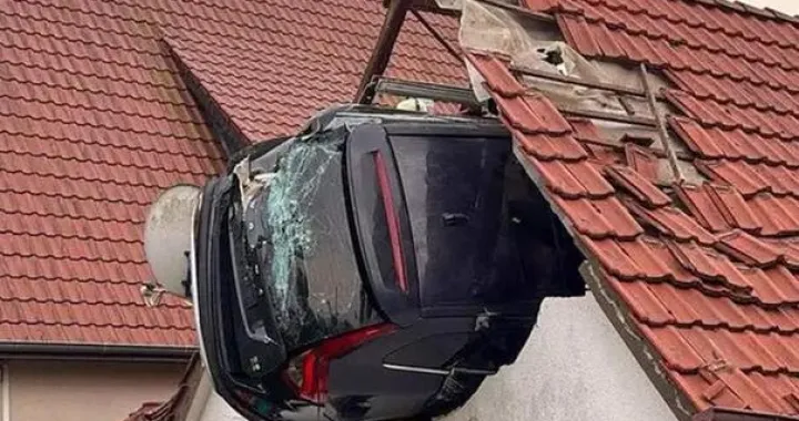 Saobraćajna nesreća u Njemačkoj, vozilom uletio u štalu/