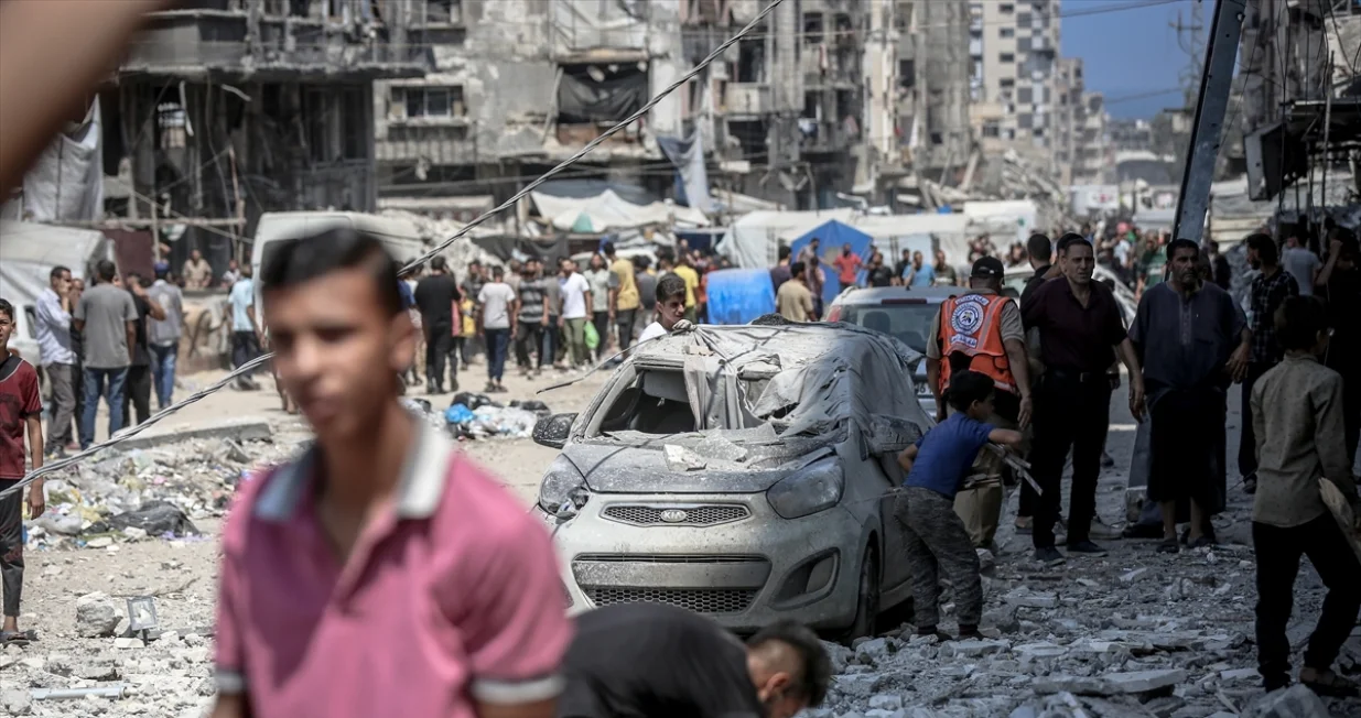 Izraelska vojska i danas je nastavila izvoditi žestoke napade širom blokiranog Pojasa Gaze. Meta zračnih napada bila je i zgrada Mehan u kvartu Al-Nasr u Gazi, koja je bila dom hiljadama raseljenih Palestinaca./Saeed M. M. T. Jaras