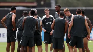 Soccer Football - FIFA Club World Cup - Chelsea Training - Barry University, Miami Shores, Florida, U.S. - June 27, 2025 Chelsea's Cole Palmer with teammates ddt REUTERS/Hannah Mckay