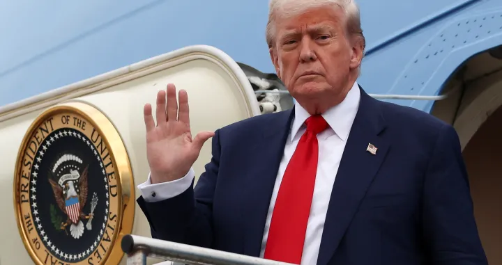 U.S. President Donald Trump waves as he disembarks from Air Force One at Glasgow Prestwick Airport, in Prestwick, Scotland, Britain, July 25, 2025. REUTERS/Evelyn Hockstein/Evelyn Hockstein