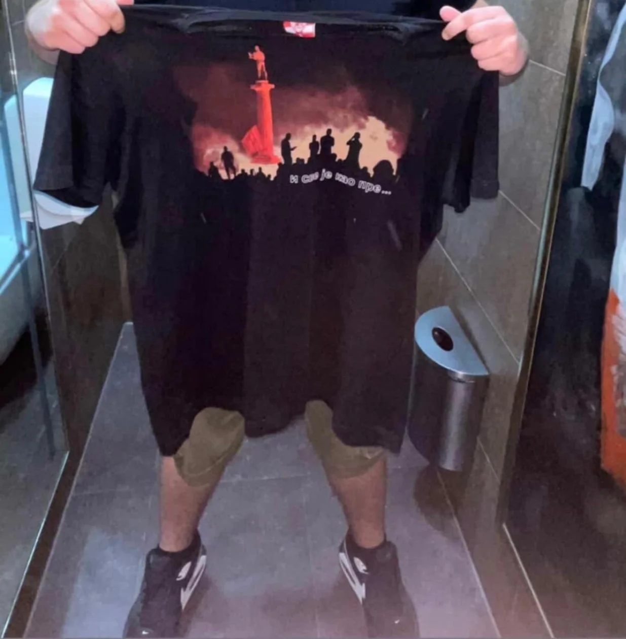 Napad u Tuzli, hoda u majici navijača Crvene Zvezde, pretučen, skinuta mu majica, Tuzla/Crna-hronika.info