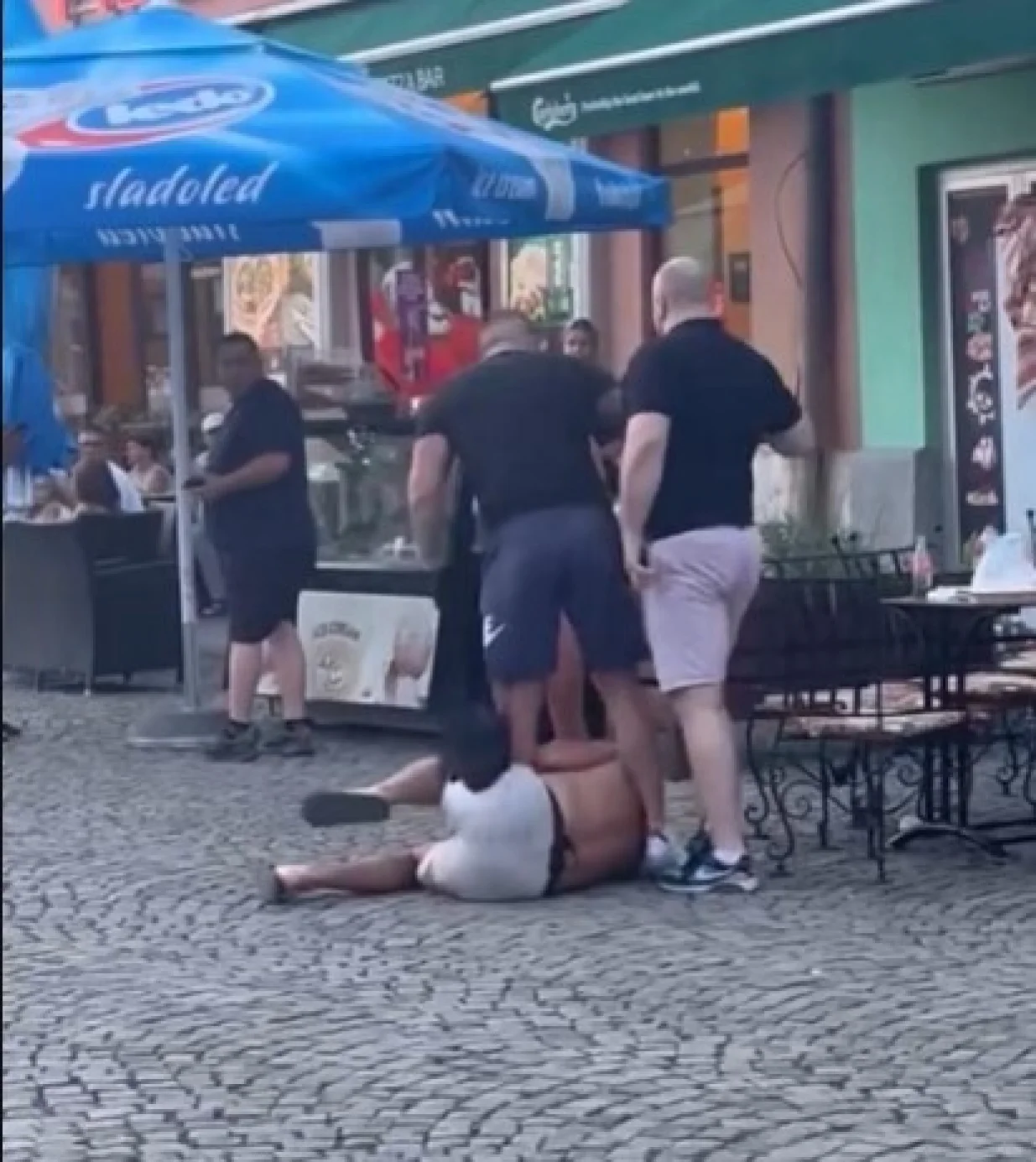 Napad u Tuzli, hoda u majici navijača Crvene Zvezde, pretučen, skinuta mu majica, Tuzla/Crna-hronika.info