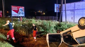 Saobraćajna nesreća u tuzli, prevrnuo se Golf, poginula jedna osoba, Hitna pomoć Tuzla/Vatrogasci Tuzla