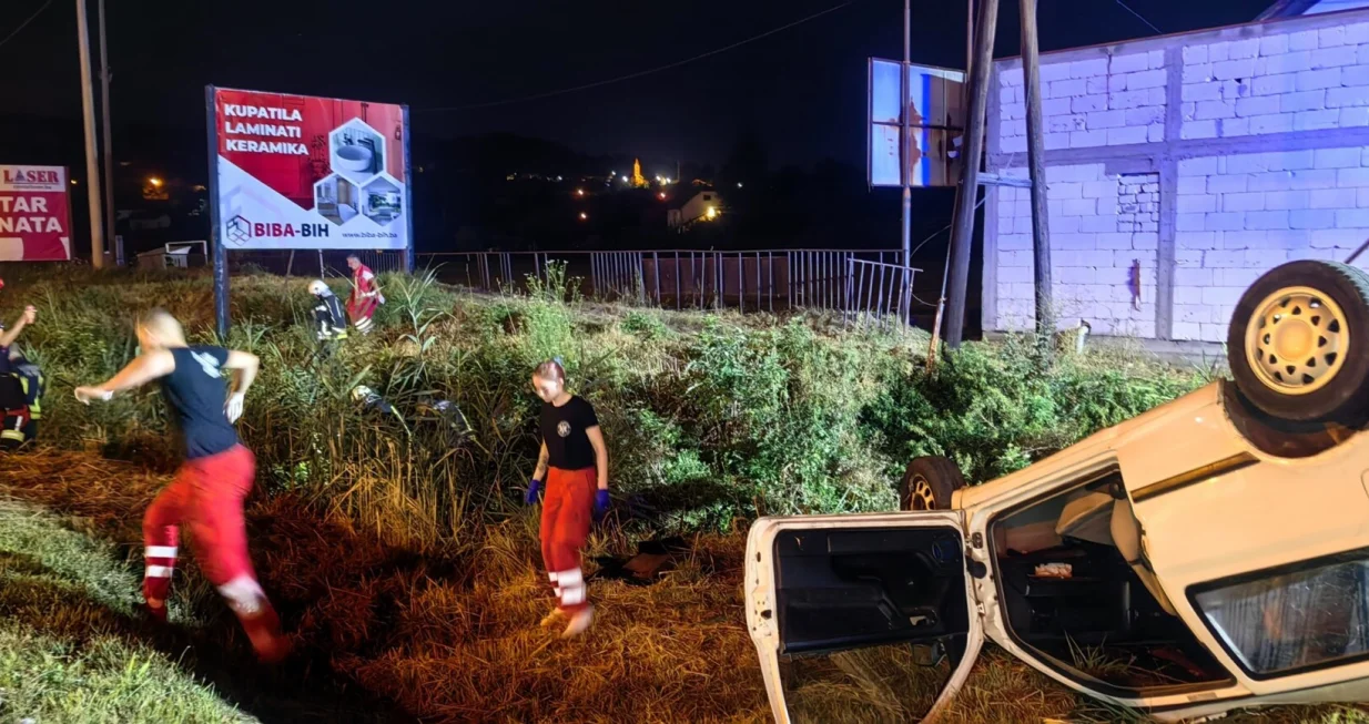 Saobraćajna nesreća u tuzli, prevrnuo se Golf, poginula jedna osoba, Hitna pomoć Tuzla/Vatrogasci Tuzla