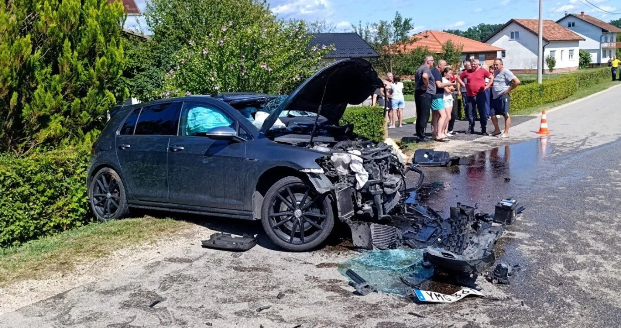 Saobraćajna nesreća, sudarili se autobus i putnički automobil u mjestu Saničani kod Prijedora/Vatrogasci Prijedor