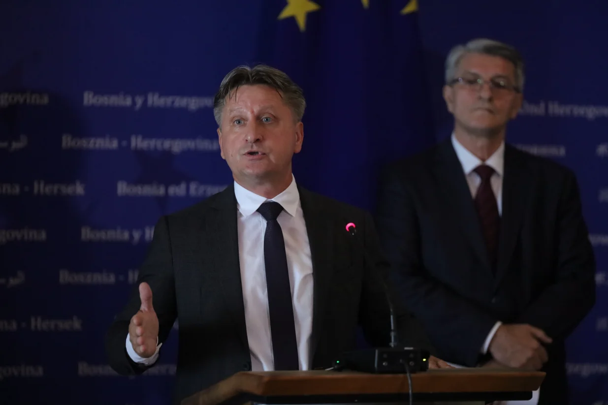 Konferencija za medije poslanika u Predstavničkom domu Parlamentarne skupštine Bosne i Hercegovine Šemsudina Mehmedovića i Jasmina Emrića/Senad Gubelić