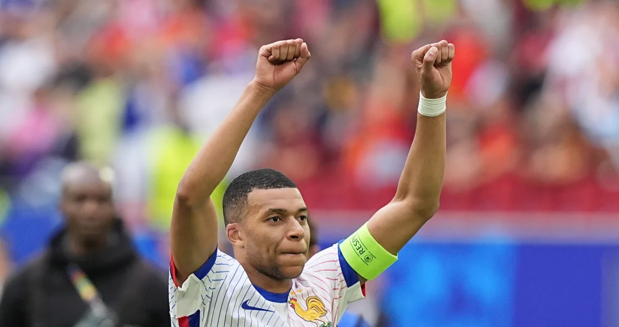 Dizeldorf, NjemaДЌka - 1. jul 2024: Kylian Mbappe iz Francuske slavi pobjedu na kraju utakmice osmine finala UEFA EURO 2024 izmeД'u Francuske i Belgije u Merkur Spiel-Areni (Duseldorf Arena) u Dizeldorfu. (Emin Sansar - Anadolu Agency)