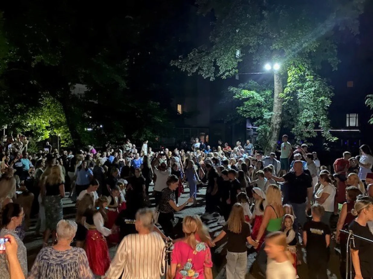 Ljeto na Sani 2025; kolo izvođača i posjetilaca/Fikret Tufek