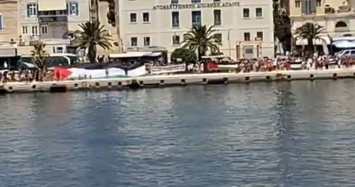 Turiste dočekali Grci sa palestinskim zastavama/X